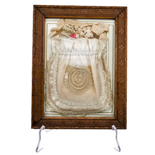 Afbeelding in Gallery-weergave laden, Aumônière de communiante rose poudré en soie et passementerie dans un cadre en verre bombé, années 1890-1910
