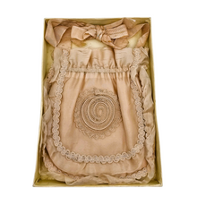 Afbeelding in Gallery-weergave laden, Aumônière de communiante rose poudré en soie et passementerie dans un cadre en verre bombé, années 1890-1910
