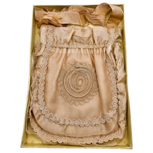 Afbeelding in Gallery-weergave laden, Aumônière de communiante rose poudré en soie et passementerie dans un cadre en verre bombé, années 1890-1910
