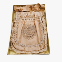 Afbeelding in Gallery-weergave laden, Aumônière de communiante rose poudré en soie et passementerie dans un cadre en verre bombé, années 1890-1910
