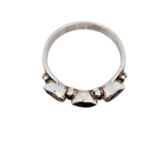 Charger l&#39;image dans la galerie, Bague artisanale indienne vintage en argent sertie de pierres taillées, années 1980-2000 Le Charme des Violettes - Brocante en ligne
