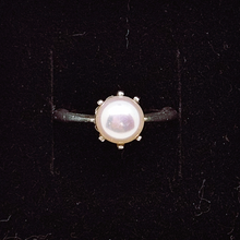 Load image into Gallery viewer, Bague Art déco en argent 800 sertie d&#39;une perle fine naturelle, années 1920-1930

