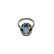 Afbeelding in Gallery-weergave laden, Oude Art Deco ring in 835 zilver bezet met een ovaal geslepen lichtblauwe spinel
