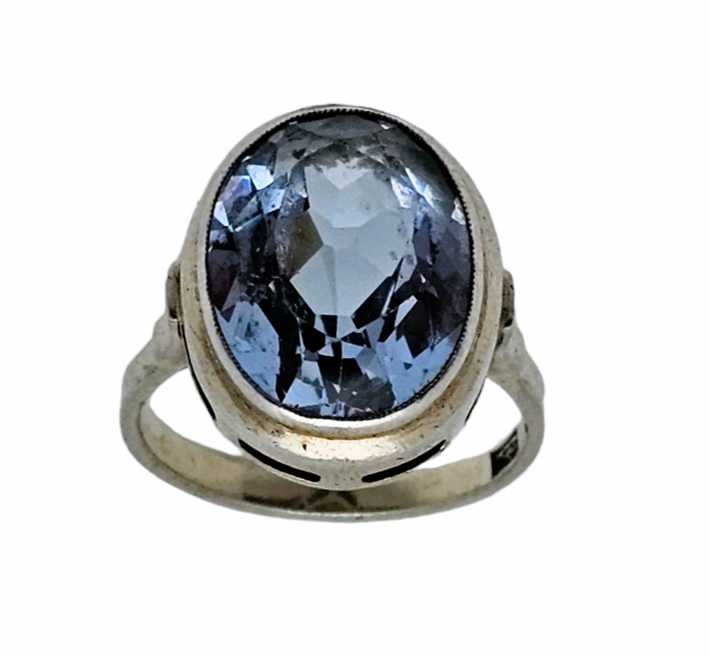 Oude Art Deco ring in 835 zilver bezet met een ovaal geslepen lichtblauwe spinel