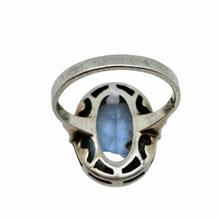 Afbeelding in Gallery-weergave laden, Oude Art Deco ring in 835 zilver bezet met een ovaal geslepen lichtblauwe spinel
