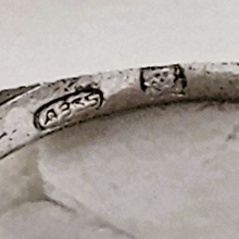 Afbeelding in Gallery-weergave laden, Oude Art Deco ring in 835 zilver bezet met een lichtblauwe marquise geslepen spinel omgeven door 16 markasieten
