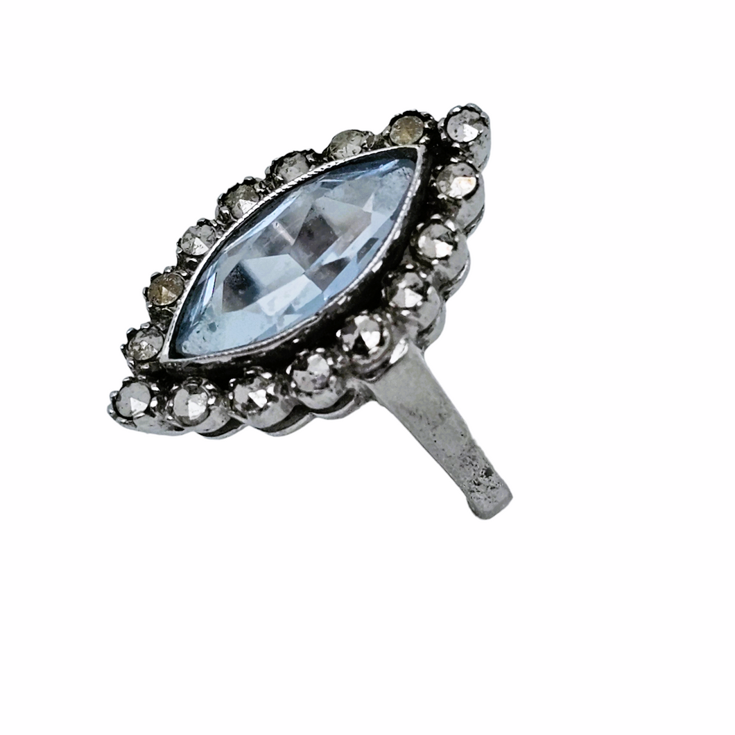 Oude Art Deco ring in 835 zilver bezet met een lichtblauwe marquise geslepen spinel omgeven door 16 markasieten