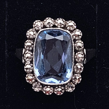Afbeelding in Gallery-weergave laden, Oude Art Deco ring in 835 zilver bezet met een smaragd geslepen lichtblauwe spinel omgeven door 18 marcasieten

