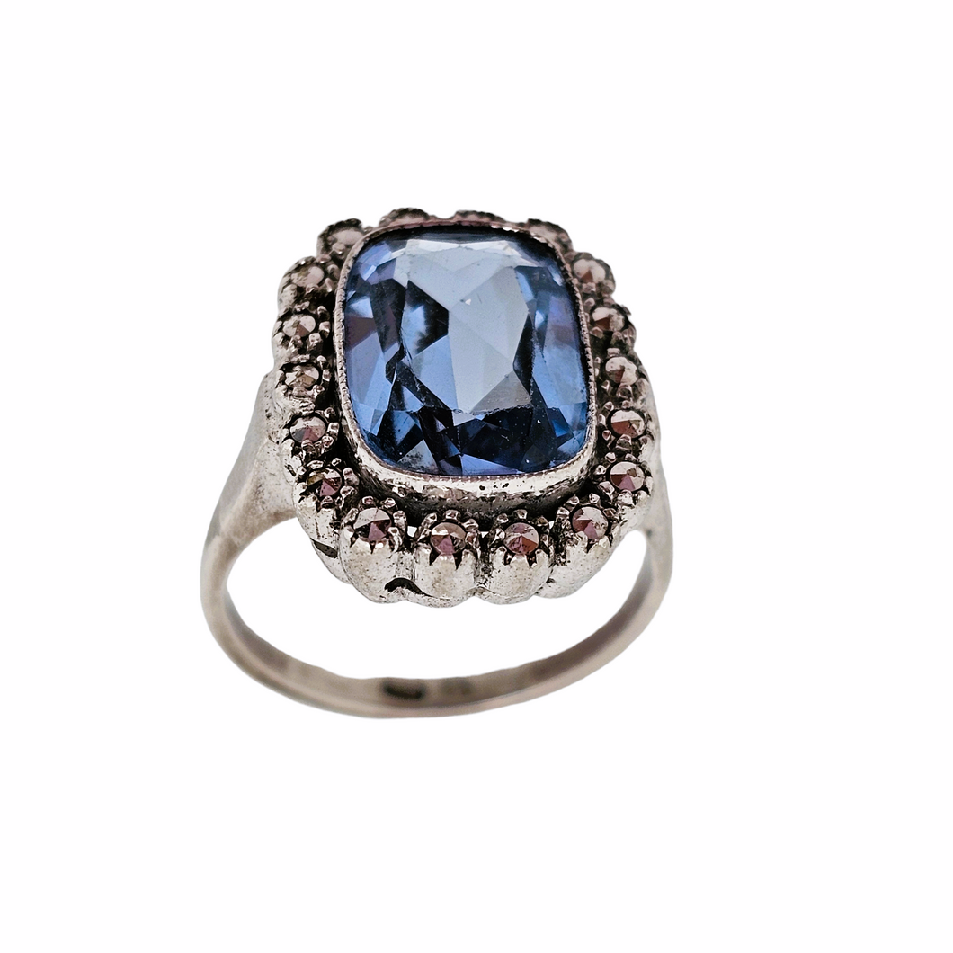 Oude Art Deco ring in 835 zilver bezet met een smaragd geslepen lichtblauwe spinel omgeven door 18 marcasieten