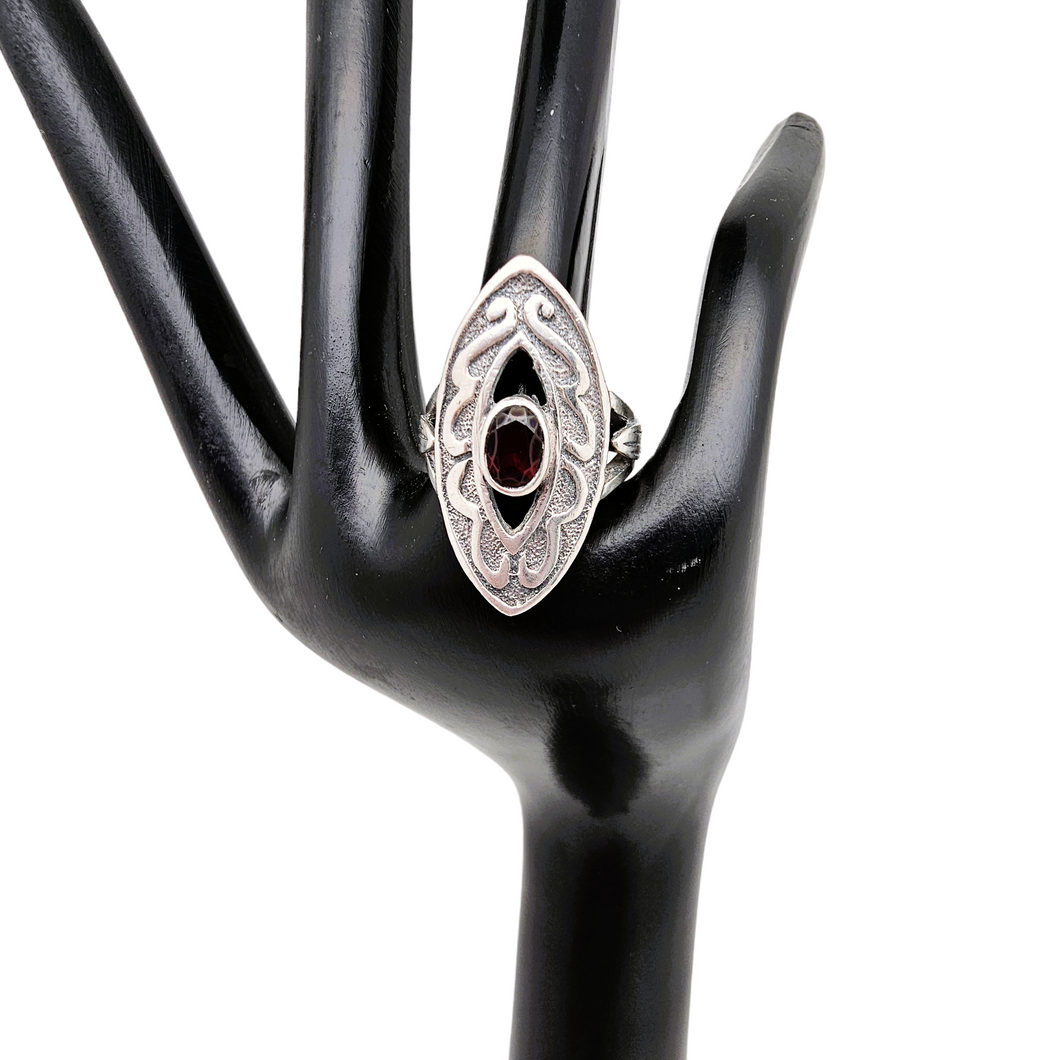Art deco ring, shuttle shape, in chiseled 925 silver, set with a faceted garnet, 1920s-1930s