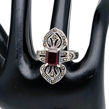 Charger l'image dans la galerie, Bague Art déco en argent, grenat et marcassites, vers 1925-1935 Le Charme des Violettes - Brocante en ligne
