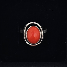 Charger l&#39;image dans la galerie, Bague Art déco en argent 835 sertie d&#39;un cabochon de corail rouge ovale, années 1930-1940
