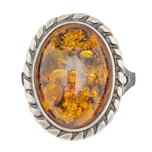 Charger l'image dans la galerie, Bague vintage en argent 925 sertie d’un cabochon d’ambre naturel, XXè Le Charme des Violettes - Brocante en ligne
