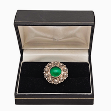Charger l&#39;image dans la galerie, Bague orientale en argent 900 filigrané et perlé sertie d&#39;un cabochon vert, milieu XXè Le Charme des Violettes - Brocante en ligne
