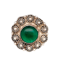 Charger l&#39;image dans la galerie, Bague orientale en argent 900 filigrané et perlé sertie d&#39;un cabochon vert, milieu XXè Le Charme des Violettes - Brocante en ligne
