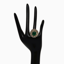 Charger l&#39;image dans la galerie, Bague orientale en argent 900 filigrané et perlé sertie d&#39;un cabochon vert, milieu XXè Le Charme des Violettes - Brocante en ligne
