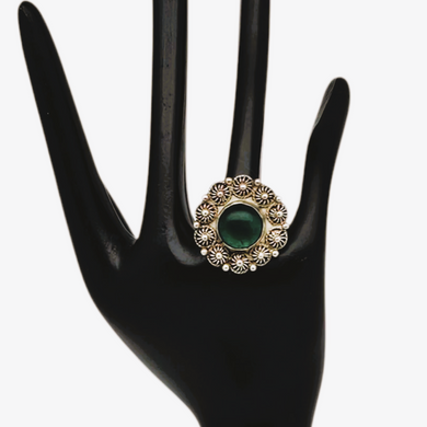 Bague orientale en argent 900 filigrané et perlé sertie d'un cabochon vert, milieu XXè Le Charme des Violettes - Brocante en ligne
