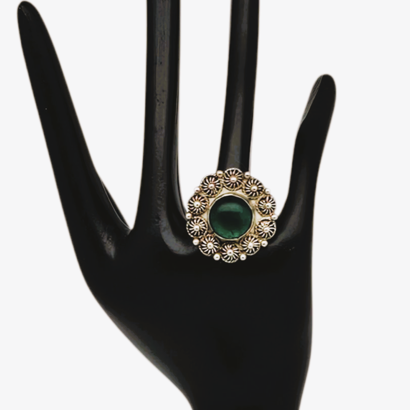 Bague orientale en argent 900 filigrané et perlé sertie d'un cabochon vert, milieu XXè Le Charme des Violettes - Brocante en ligne