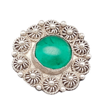 Charger l&#39;image dans la galerie, Bague orientale en argent 900 filigrané et perlé sertie d&#39;un cabochon vert, milieu XXè Le Charme des Violettes - Brocante en ligne
