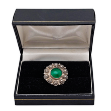 Charger l&#39;image dans la galerie, Bague orientale en argent 900 filigrané et perlé sertie d&#39;un cabochon vert, milieu XXè Le Charme des Violettes - Brocante en ligne
