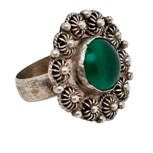 Charger l&#39;image dans la galerie, Bague orientale en argent 900 filigrané et perlé sertie d&#39;un cabochon vert, milieu XXè Le Charme des Violettes - Brocante en ligne
