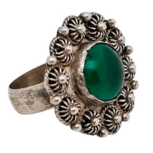 Charger l&#39;image dans la galerie, Bague orientale en argent 900 filigrané et perlé sertie d&#39;un cabochon vert, milieu XXè Le Charme des Violettes - Brocante en ligne
