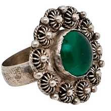 Charger l&#39;image dans la galerie, Bague orientale en argent 900 filigrané et perlé sertie d&#39;un cabochon vert, milieu XXè Le Charme des Violettes - Brocante en ligne
