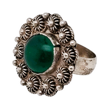 Charger l&#39;image dans la galerie, Bague orientale en argent 900 filigrané et perlé sertie d&#39;un cabochon vert, milieu XXè Le Charme des Violettes - Brocante en ligne
