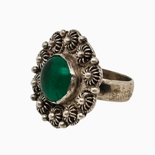 Charger l&#39;image dans la galerie, Bague orientale en argent 900 filigrané et perlé sertie d&#39;un cabochon vert, milieu XXè Le Charme des Violettes - Brocante en ligne
