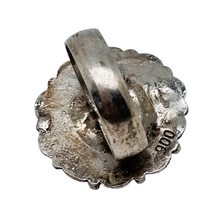 Charger l&#39;image dans la galerie, Bague orientale en argent 900 filigrané et perlé sertie d&#39;un cabochon vert, milieu XXè Le Charme des Violettes - Brocante en ligne

