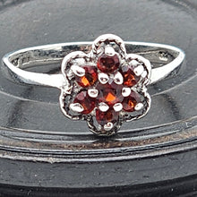 Charger l'image dans la galerie, Bague  anglaise en argent 925  – Marguerite de grenats facettés, Londres 1919 Le Charme des Violettes - Brocante en ligne
