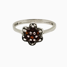 Charger l'image dans la galerie, Bague  anglaise en argent 925  – Marguerite de grenats facettés, Londres 1919 Le Charme des Violettes - Brocante en ligne
