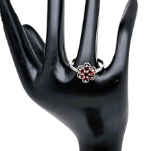 Charger l'image dans la galerie, Bague  anglaise en argent 925  – Marguerite de grenats facettés, Londres 1919 Le Charme des Violettes - Brocante en ligne
