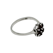 Charger l'image dans la galerie, Bague  anglaise en argent 925  – Marguerite de grenats facettés, Londres 1919 Le Charme des Violettes - Brocante en ligne
