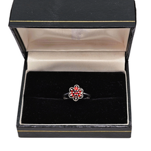 Charger l'image dans la galerie, Bague  anglaise en argent 925  – Marguerite de grenats facettés, Londres 1919 Le Charme des Violettes - Brocante en ligne
