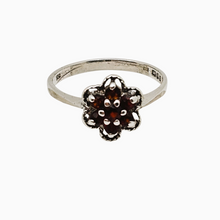 Charger l'image dans la galerie, Bague  anglaise en argent 925  – Marguerite de grenats facettés, Londres 1919 Le Charme des Violettes - Brocante en ligne
