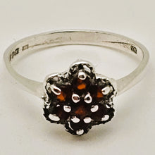 Charger l'image dans la galerie, Bague  anglaise en argent 925  – Marguerite de grenats facettés, Londres 1919 Le Charme des Violettes - Brocante en ligne
