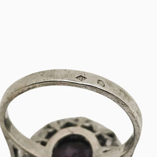 Charger l'image dans la galerie, Bague Art déco en argent, marcassites et cristal violet facetté – France, vers 1930-1950 Le Charme des Violettes - Brocante en ligne
