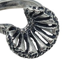 Load image into Gallery viewer, Bague corolle au design organique en argent 925, années 1970 Le Charme des Violettes - Brocante en ligne
