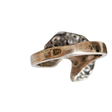 Load image into Gallery viewer, Bague corolle au design organique en argent 925, années 1970 Le Charme des Violettes - Brocante en ligne
