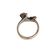 Load image into Gallery viewer, Bague corolle au design organique en argent 925, années 1970 Le Charme des Violettes - Brocante en ligne
