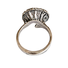 Load image into Gallery viewer, Bague corolle au design organique en argent 925, années 1970 Le Charme des Violettes - Brocante en ligne
