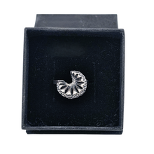 Load image into Gallery viewer, Bague corolle au design organique en argent 925, années 1970 Le Charme des Violettes - Brocante en ligne
