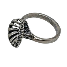 Load image into Gallery viewer, Bague corolle au design organique en argent 925, années 1970 Le Charme des Violettes - Brocante en ligne
