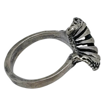 Load image into Gallery viewer, Bague corolle au design organique en argent 925, années 1970 Le Charme des Violettes - Brocante en ligne

