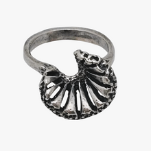 Load image into Gallery viewer, Bague corolle au design organique en argent 925, années 1970 Le Charme des Violettes - Brocante en ligne
