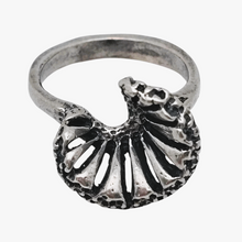 Load image into Gallery viewer, Bague corolle au design organique en argent 925, années 1970 Le Charme des Violettes - Brocante en ligne
