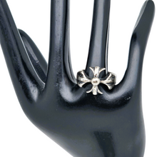 Load image into Gallery viewer, Bague en croix pattée stylisée en argent, années 1970-1980 Le Charme des Violettes - Brocante en ligne
