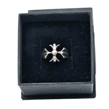 Load image into Gallery viewer, Bague en croix pattée stylisée en argent, années 1970-1980 Le Charme des Violettes - Brocante en ligne
