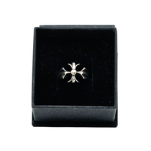 Load image into Gallery viewer, Bague en croix pattée stylisée en argent, années 1970-1980 Le Charme des Violettes - Brocante en ligne
